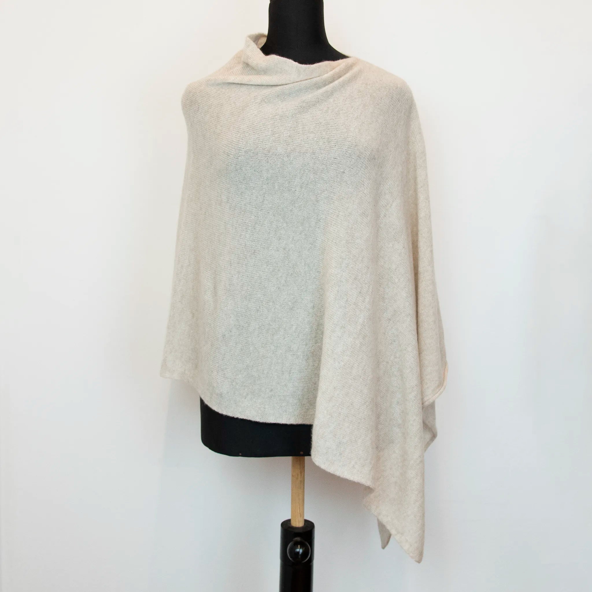 Mantellina in 100% cashmere beige, Made in Italy, praticità e comfort con tre diverse vestibilità per ogni esigenza.