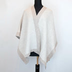 Mantellina aperta beige e panna in misto cashmere Made in Italy, versatile e confortevole, con due diverse vestibilità per adattarsi a ogni stile e occasione.