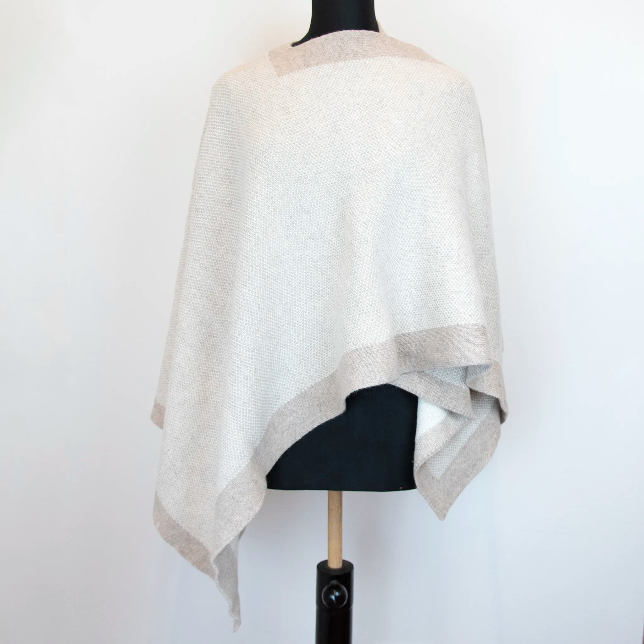 Mantellina aperta beige e panna in misto cashmere Made in Italy, versatile e confortevole, con due diverse vestibilità per adattarsi a ogni stile e occasione.