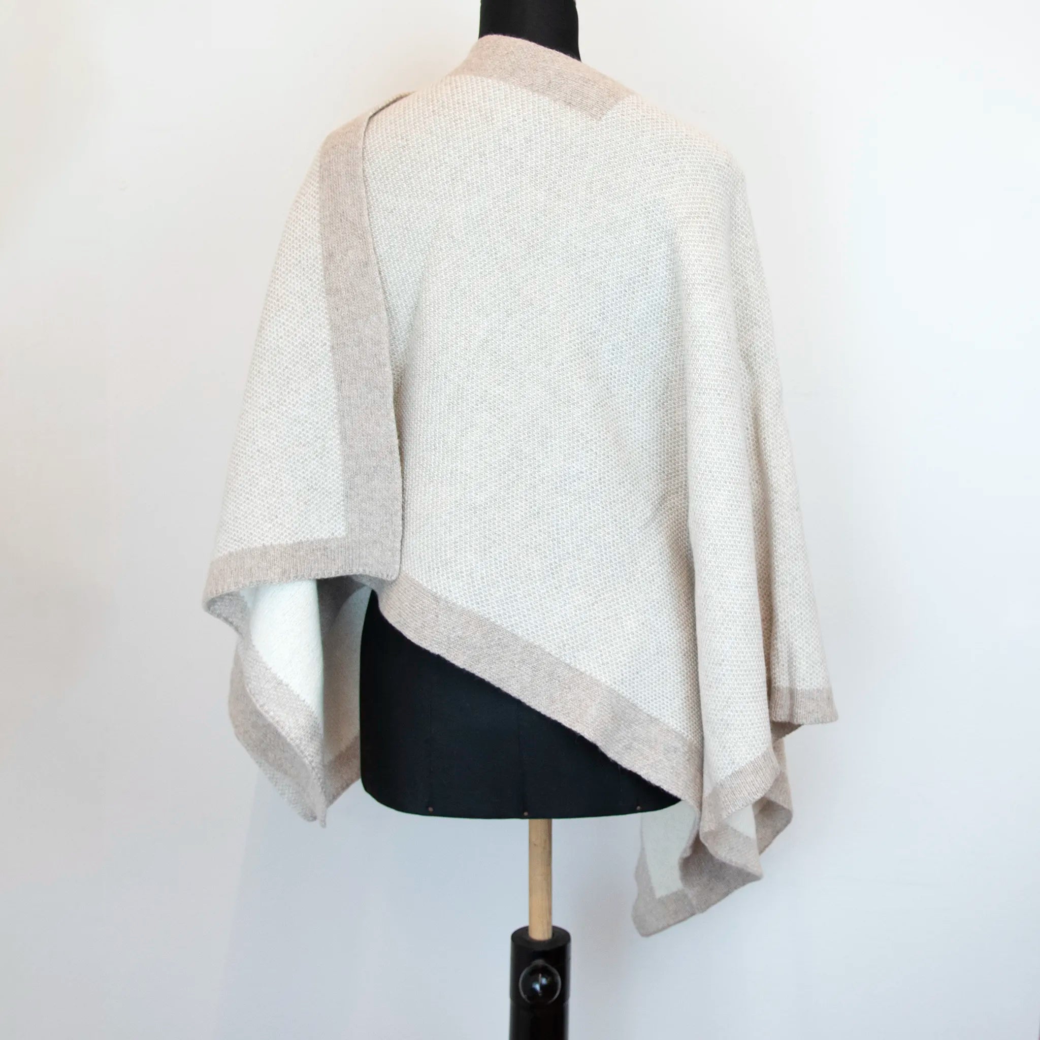 Mantellina aperta beige e panna in misto cashmere Made in Italy, versatile e confortevole, con due diverse vestibilità per adattarsi a ogni stile e occasione.