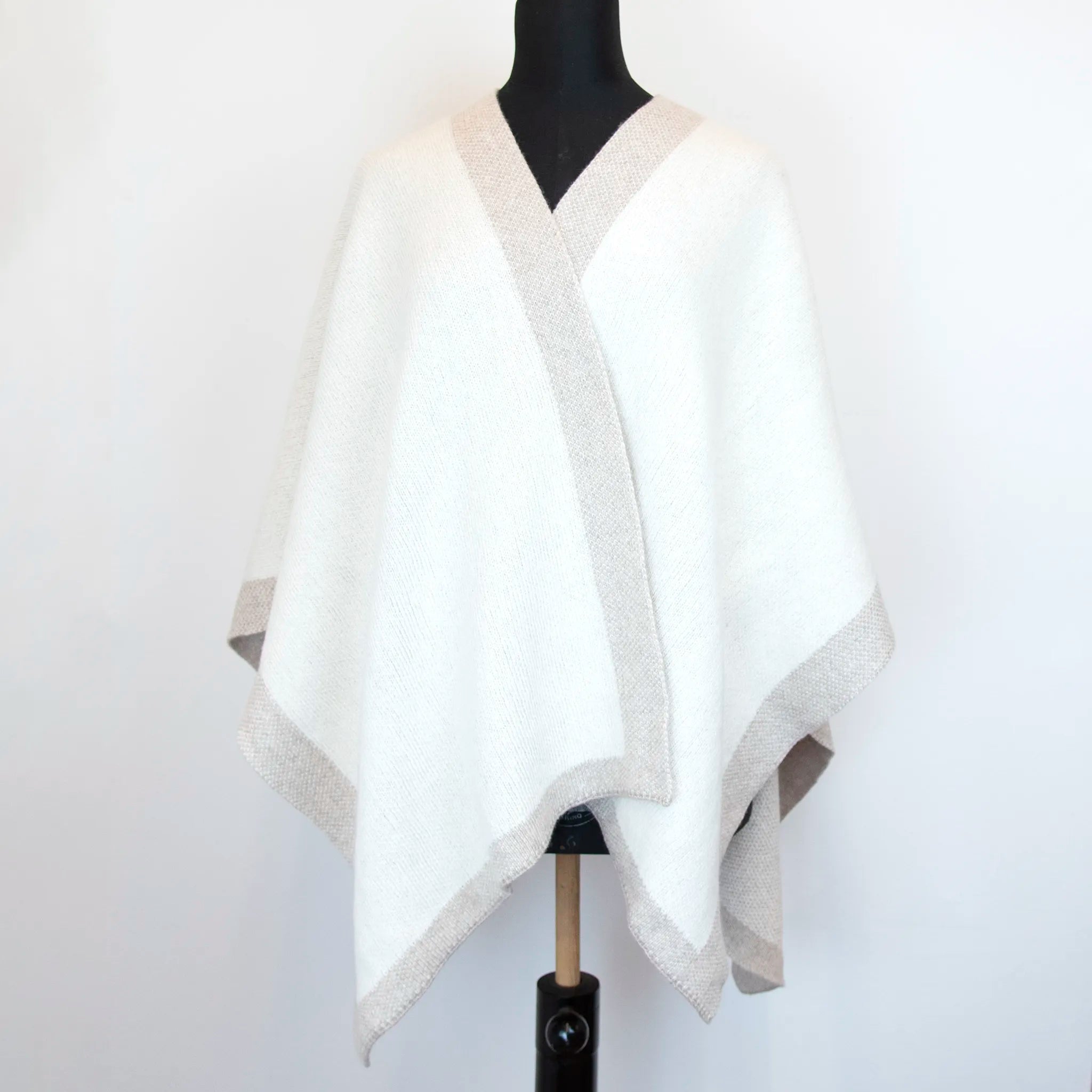 Mantellina aperta beige e panna in misto cashmere Made in Italy, versatile e confortevole, con due diverse vestibilità per adattarsi a ogni stile e occasione.