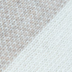 Dettaglio e texture tessuto della Mantellina aperta beige e panna in misto cashmere Made in Italy, versatile e confortevole, con due diverse vestibilità per adattarsi a ogni stile e occasione.