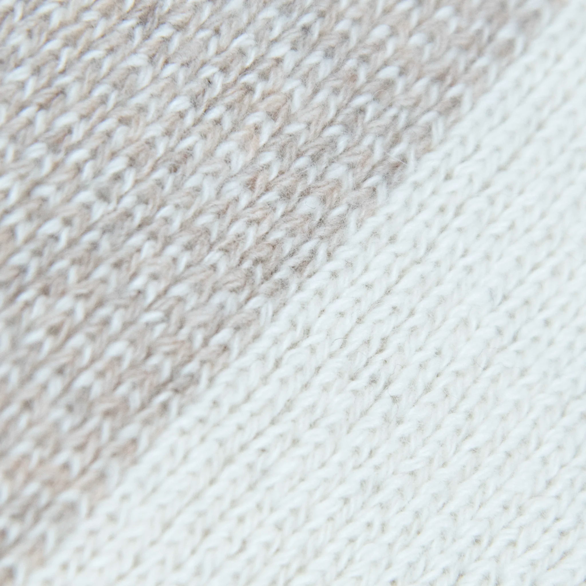 Dettaglio e texture tessuto della Mantellina aperta beige e panna in misto cashmere Made in Italy, versatile e confortevole, con due diverse vestibilità per adattarsi a ogni stile e occasione.