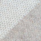 Dettaglio e texture tessuto della Mantellina aperta beige e panna in misto cashmere Made in Italy, versatile e confortevole, con due diverse vestibilità per adattarsi a ogni stile e occasione.
