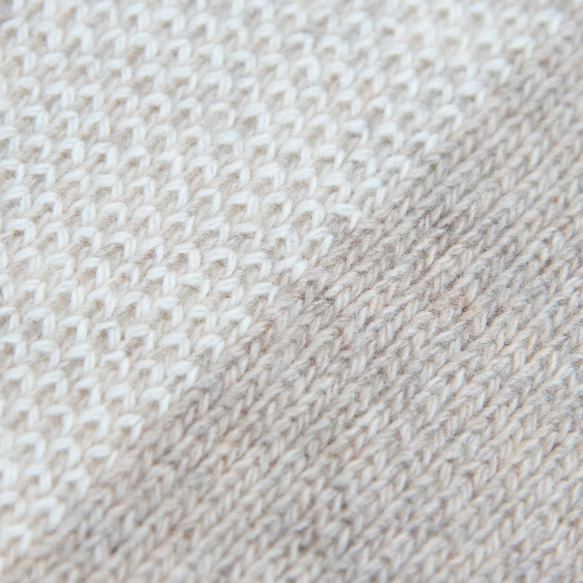 Dettaglio e texture tessuto della Mantellina aperta beige e panna in misto cashmere Made in Italy, versatile e confortevole, con due diverse vestibilità per adattarsi a ogni stile e occasione.