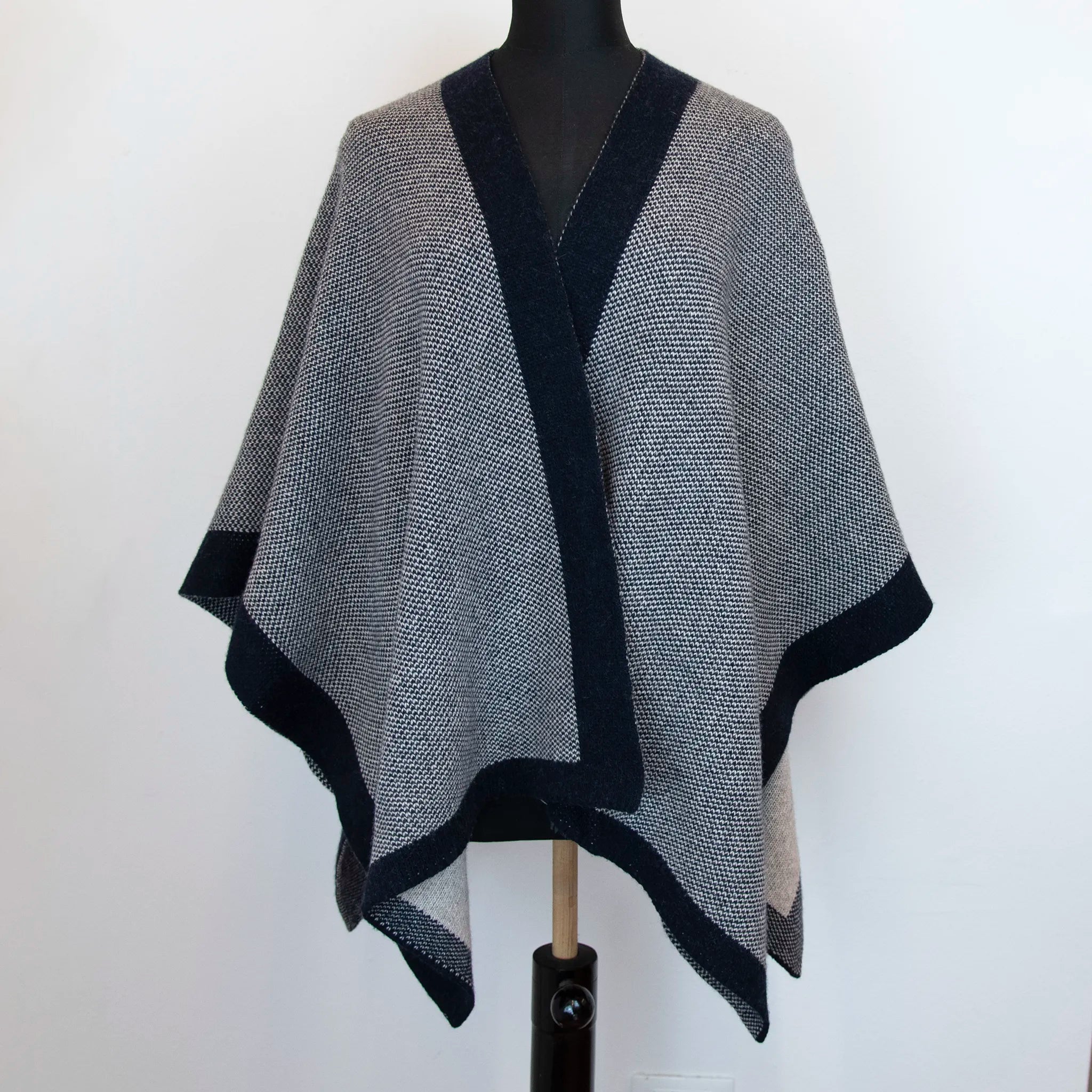 Mantellina aperta blu in misto cashmere Made in Italy, versatile e confortevole, con due diverse vestibilità per adattarsi a ogni stile e occasione.