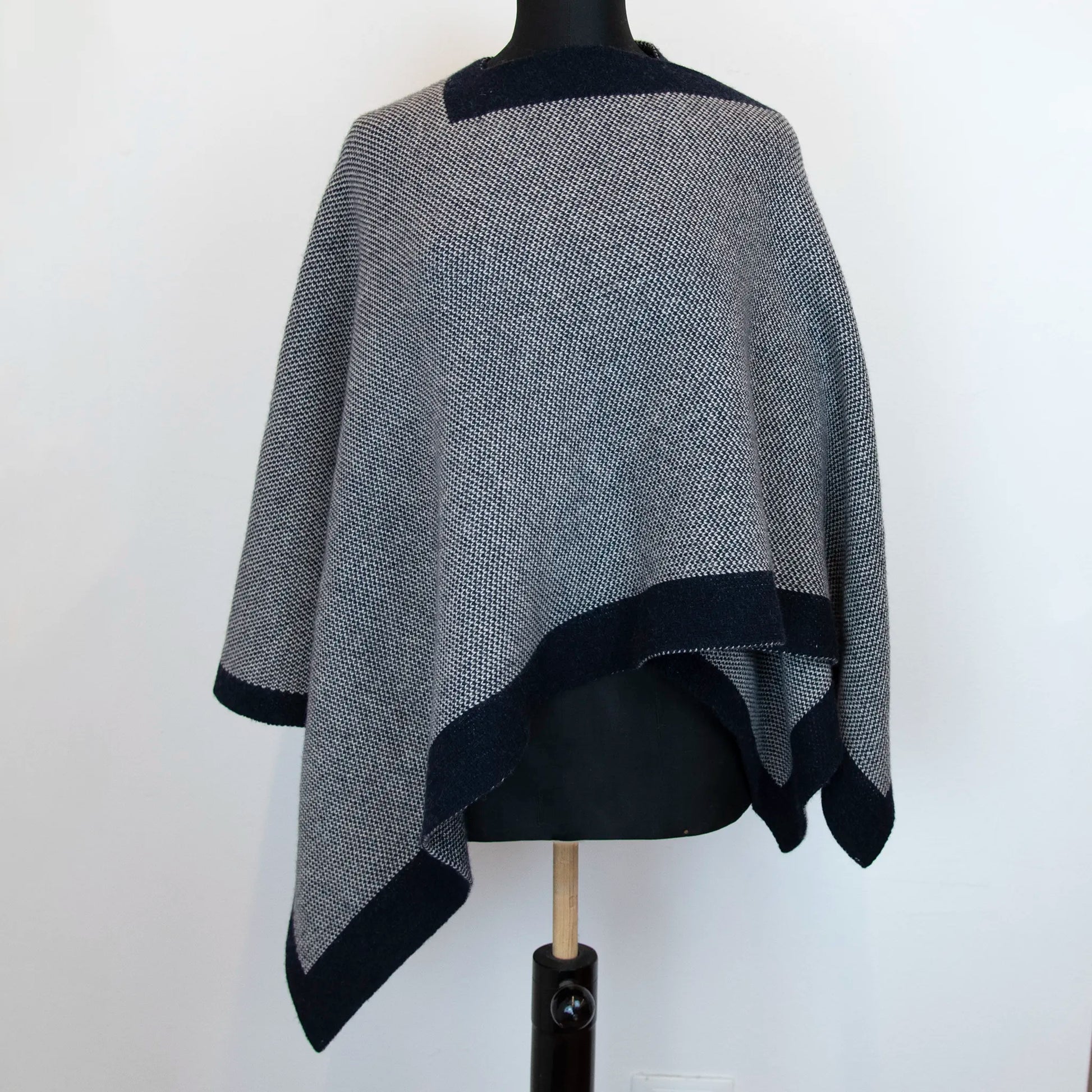 Mantellina aperta blu in misto cashmere Made in Italy, versatile e confortevole, con due diverse vestibilità per adattarsi a ogni stile e occasione.