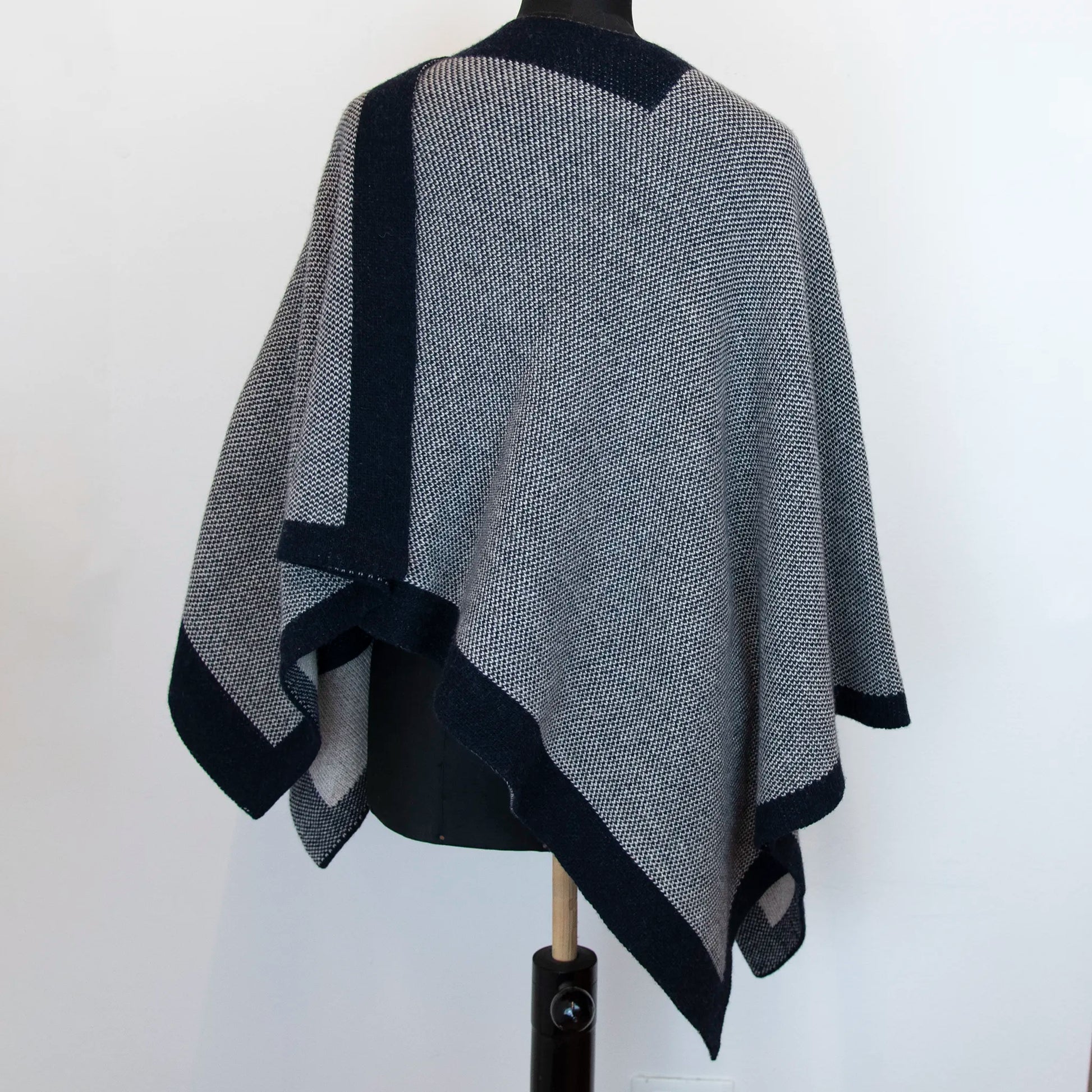 Mantellina aperta blu in misto cashmere Made in Italy, versatile e confortevole, con due diverse vestibilità per adattarsi a ogni stile e occasione.