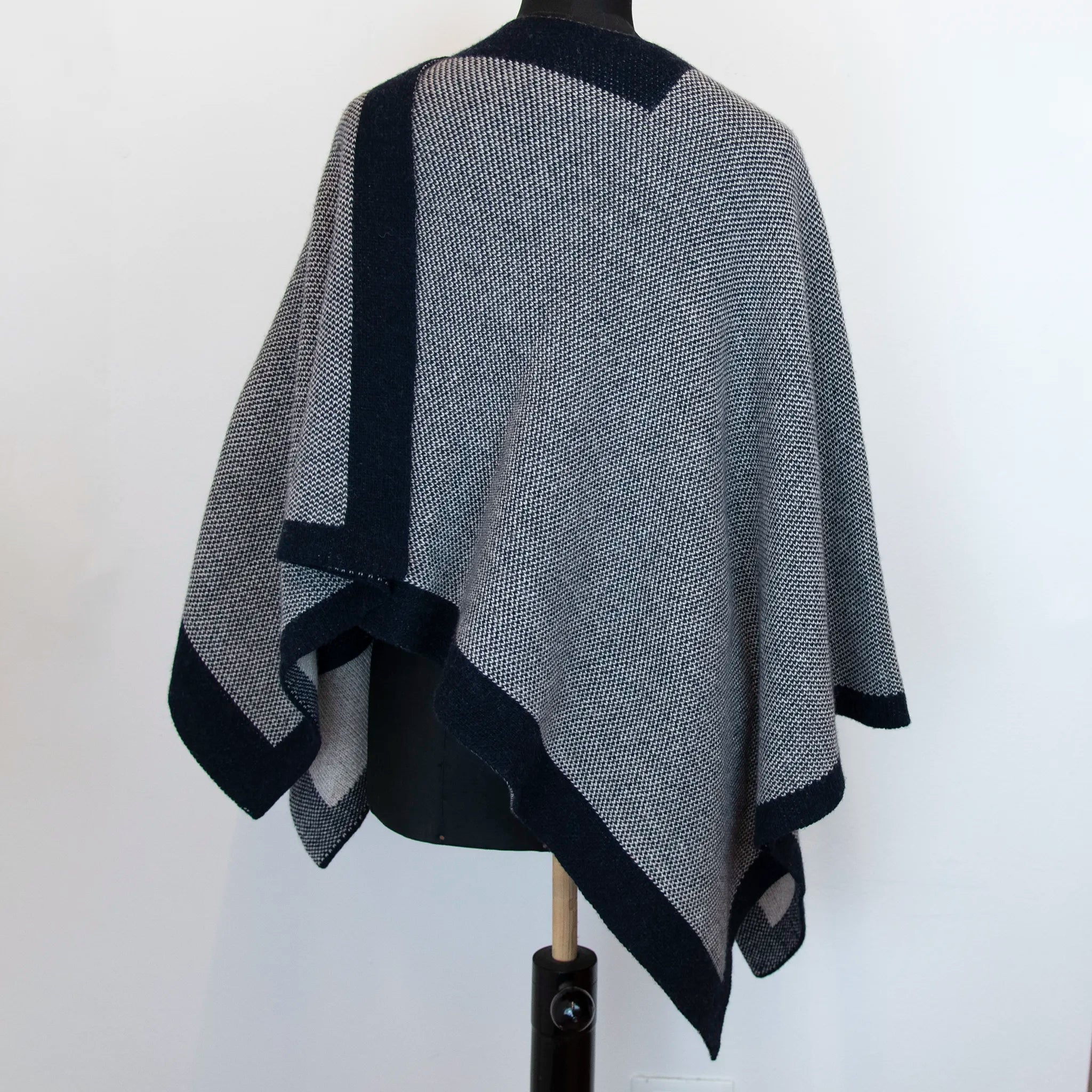 Mantellina aperta blu in misto cashmere Made in Italy, versatile e confortevole, con due diverse vestibilità per adattarsi a ogni stile e occasione.