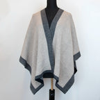 Mantellina aperta blu e beige in misto cashmere Made in Italy, versatile e confortevole, con due diverse vestibilità per adattarsi a ogni stile e occasione.