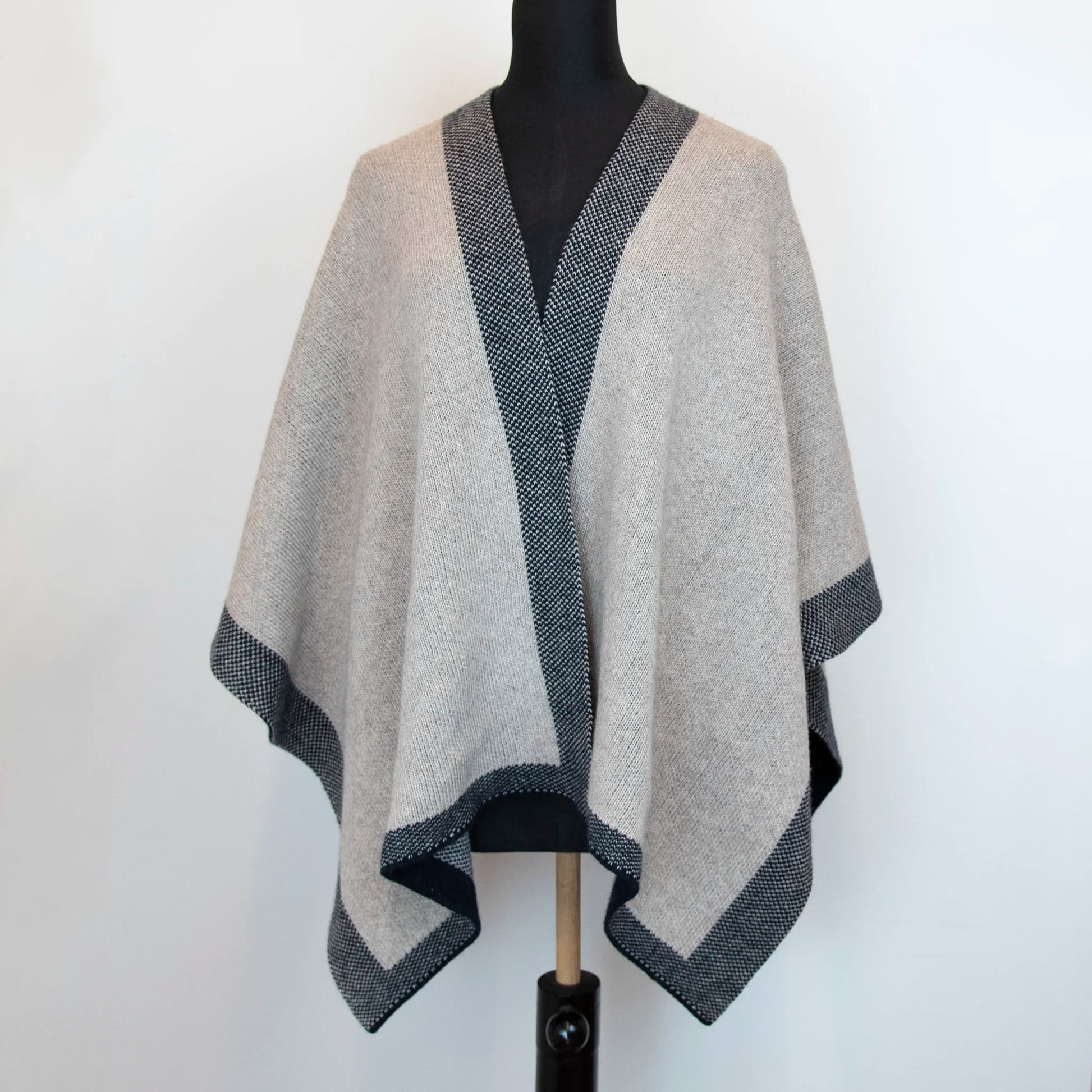 Mantellina aperta blu e beige in misto cashmere Made in Italy, versatile e confortevole, con due diverse vestibilità per adattarsi a ogni stile e occasione.