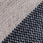 Dettaglio e texture tessuto della Mantellina aperta blu in misto cashmere Made in Italy, versatile e confortevole, con due diverse vestibilità per adattarsi a ogni stile e occasione.