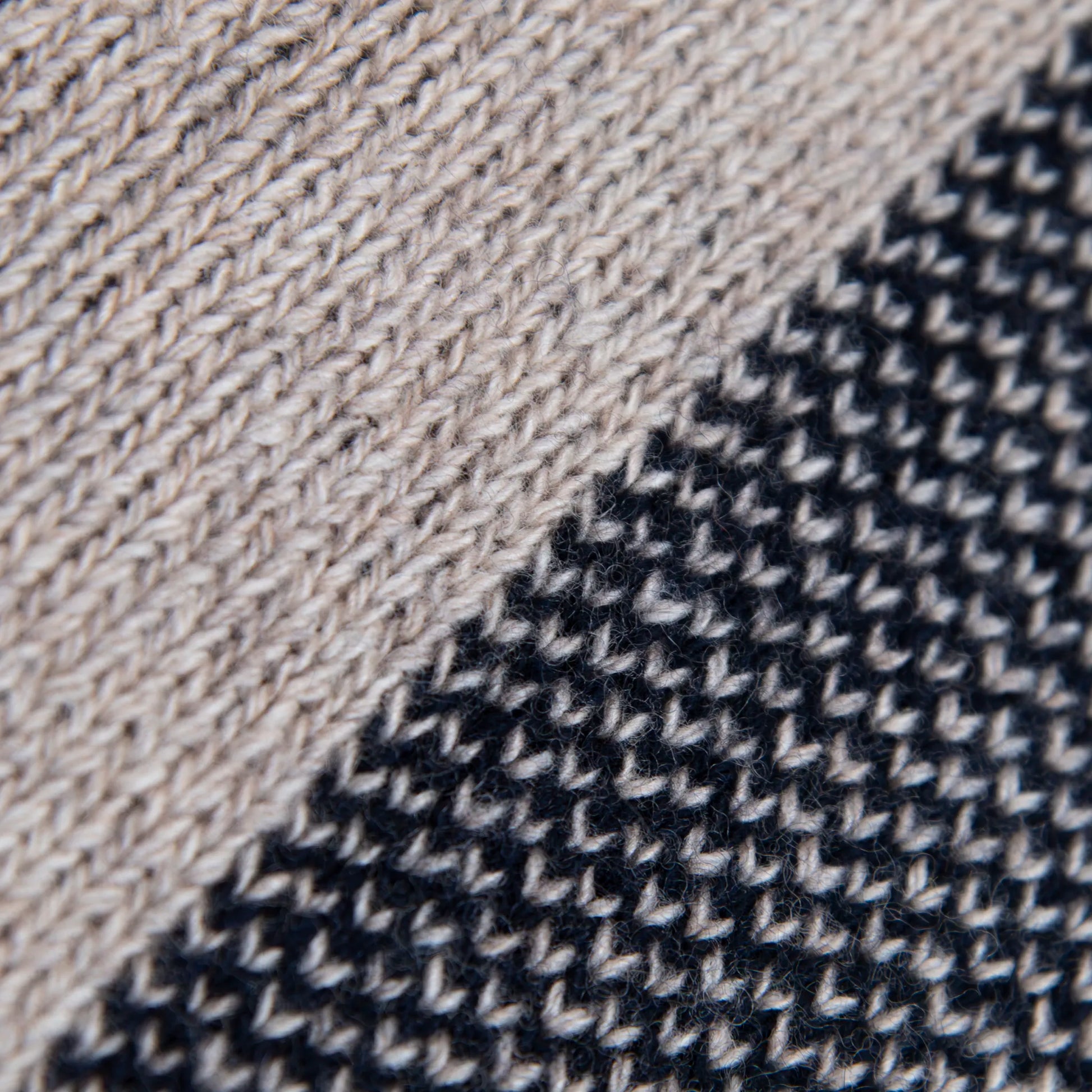 Dettaglio e texture tessuto della Mantellina aperta blu in misto cashmere Made in Italy, versatile e confortevole, con due diverse vestibilità per adattarsi a ogni stile e occasione.