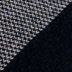 Dettaglio e texture tessuto della Mantellina aperta blu in misto cashmere Made in Italy, versatile e confortevole, con due diverse vestibilità per adattarsi a ogni stile e occasione.
