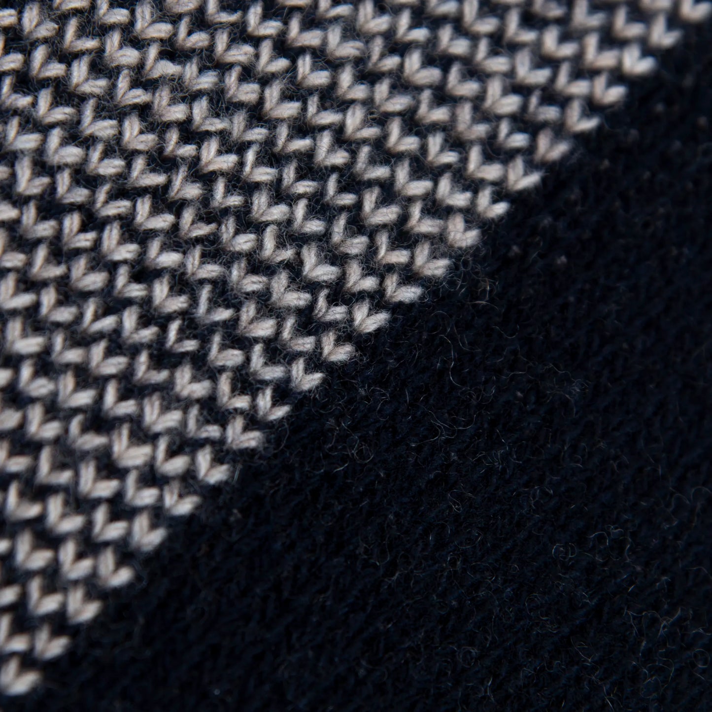 Dettaglio e texture tessuto della Mantellina aperta blu in misto cashmere Made in Italy, versatile e confortevole, con due diverse vestibilità per adattarsi a ogni stile e occasione.