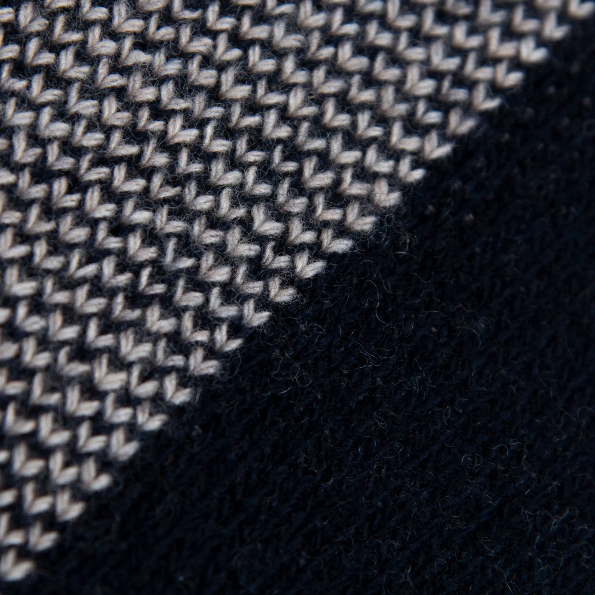 Dettaglio e texture tessuto della Mantellina aperta blu in misto cashmere Made in Italy, versatile e confortevole, con due diverse vestibilità per adattarsi a ogni stile e occasione.