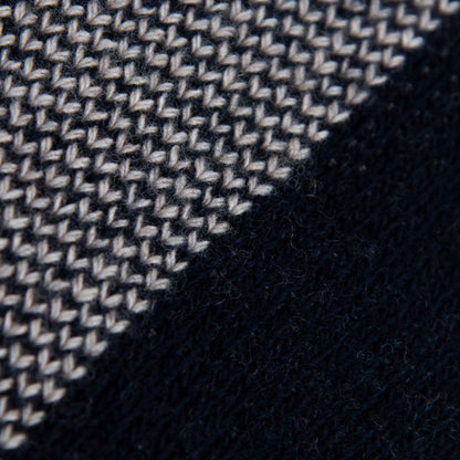 Dettaglio e texture tessuto della Mantellina aperta blu in misto cashmere Made in Italy, versatile e confortevole, con due diverse vestibilità per adattarsi a ogni stile e occasione.