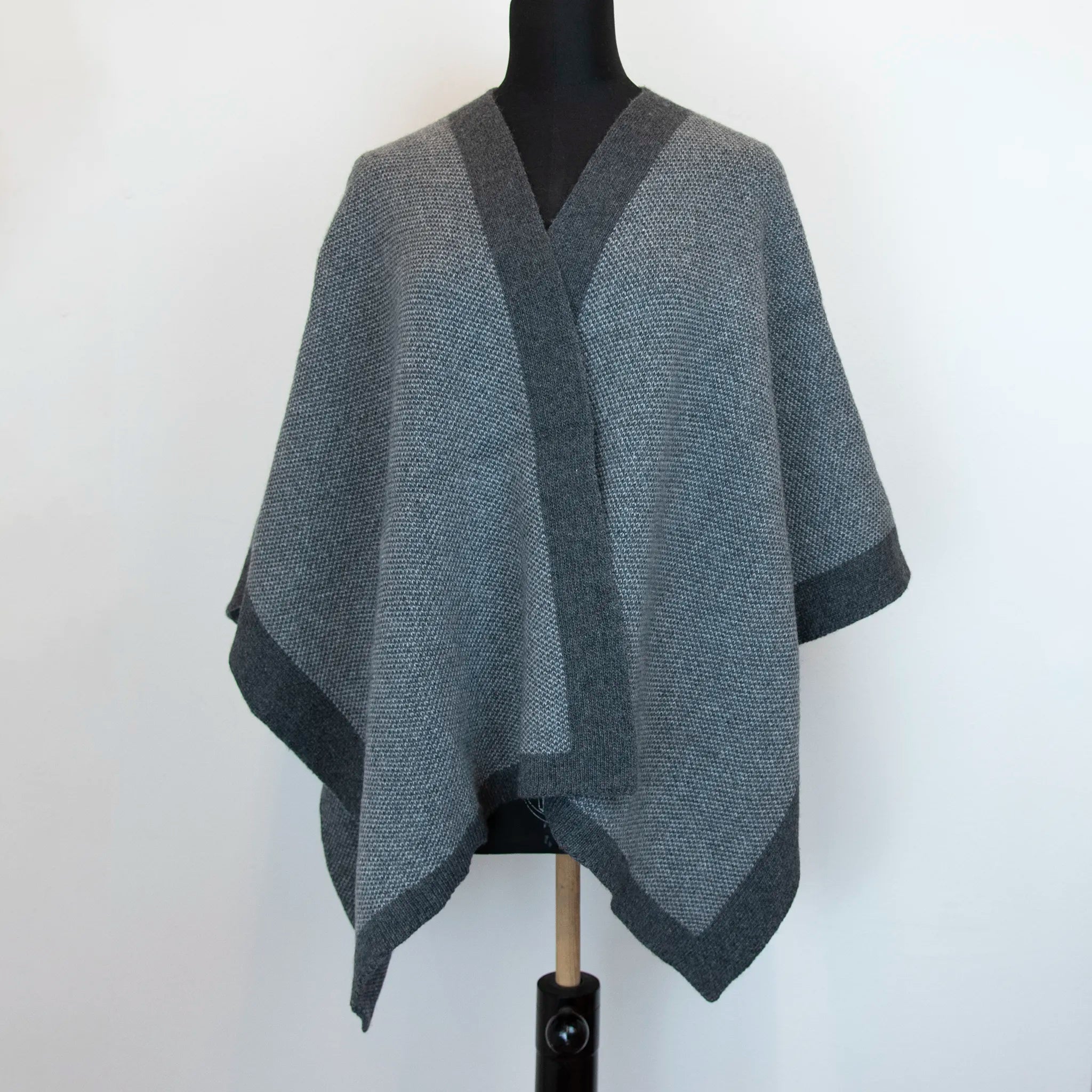 Mantellina aperta grigia in misto cashmere Made in Italy, versatile e confortevole, con due diverse vestibilità per adattarsi a ogni stile e occasione.