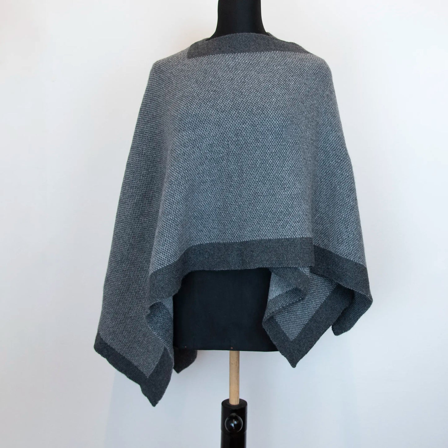 Mantellina aperta grigia in misto cashmere Made in Italy, versatile e confortevole, con due diverse vestibilità per adattarsi a ogni stile e occasione.