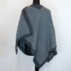 Mantellina aperta grigia in misto cashmere Made in Italy, versatile e confortevole, con due diverse vestibilità per adattarsi a ogni stile e occasione.