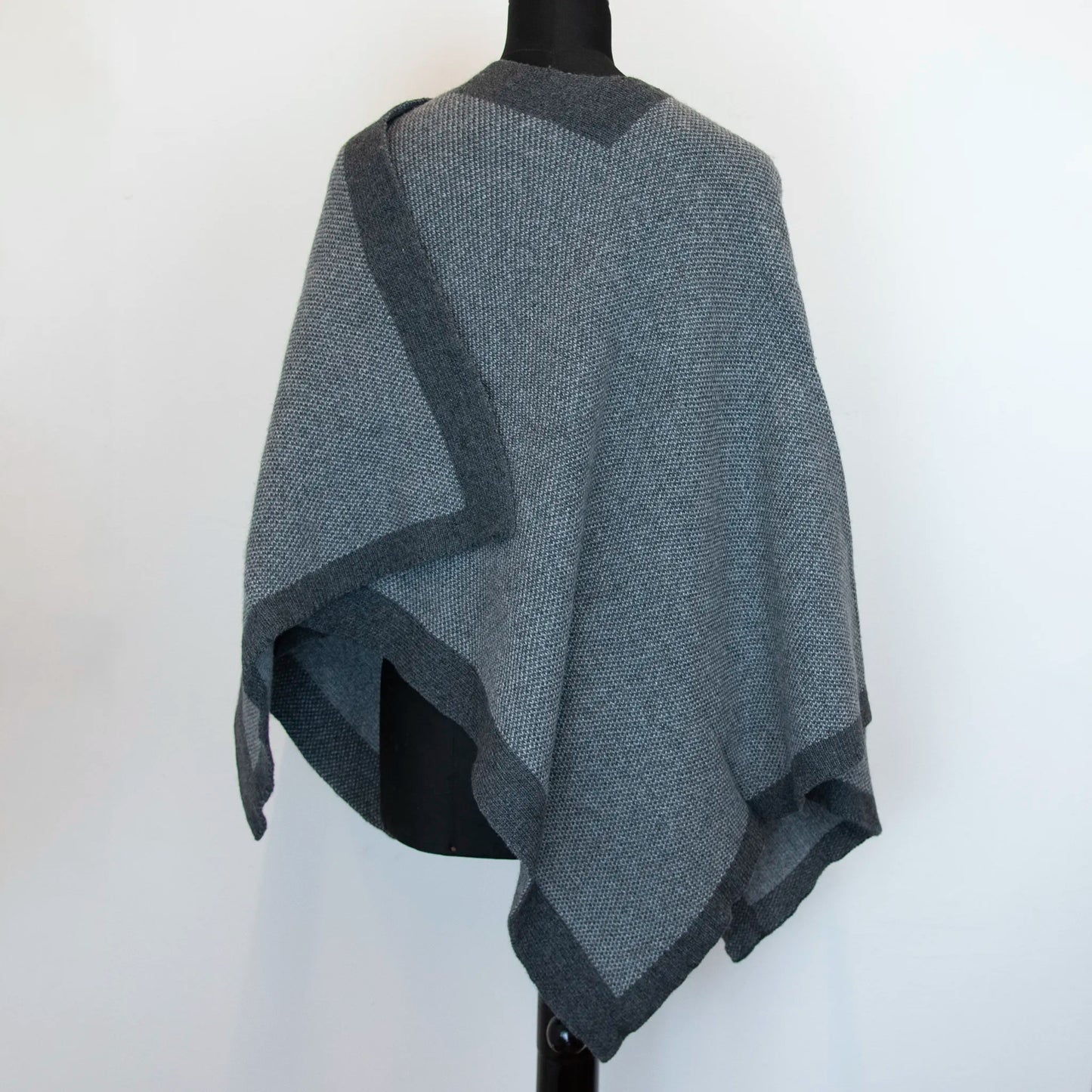 Mantellina aperta grigia in misto cashmere Made in Italy, versatile e confortevole, con due diverse vestibilità per adattarsi a ogni stile e occasione.