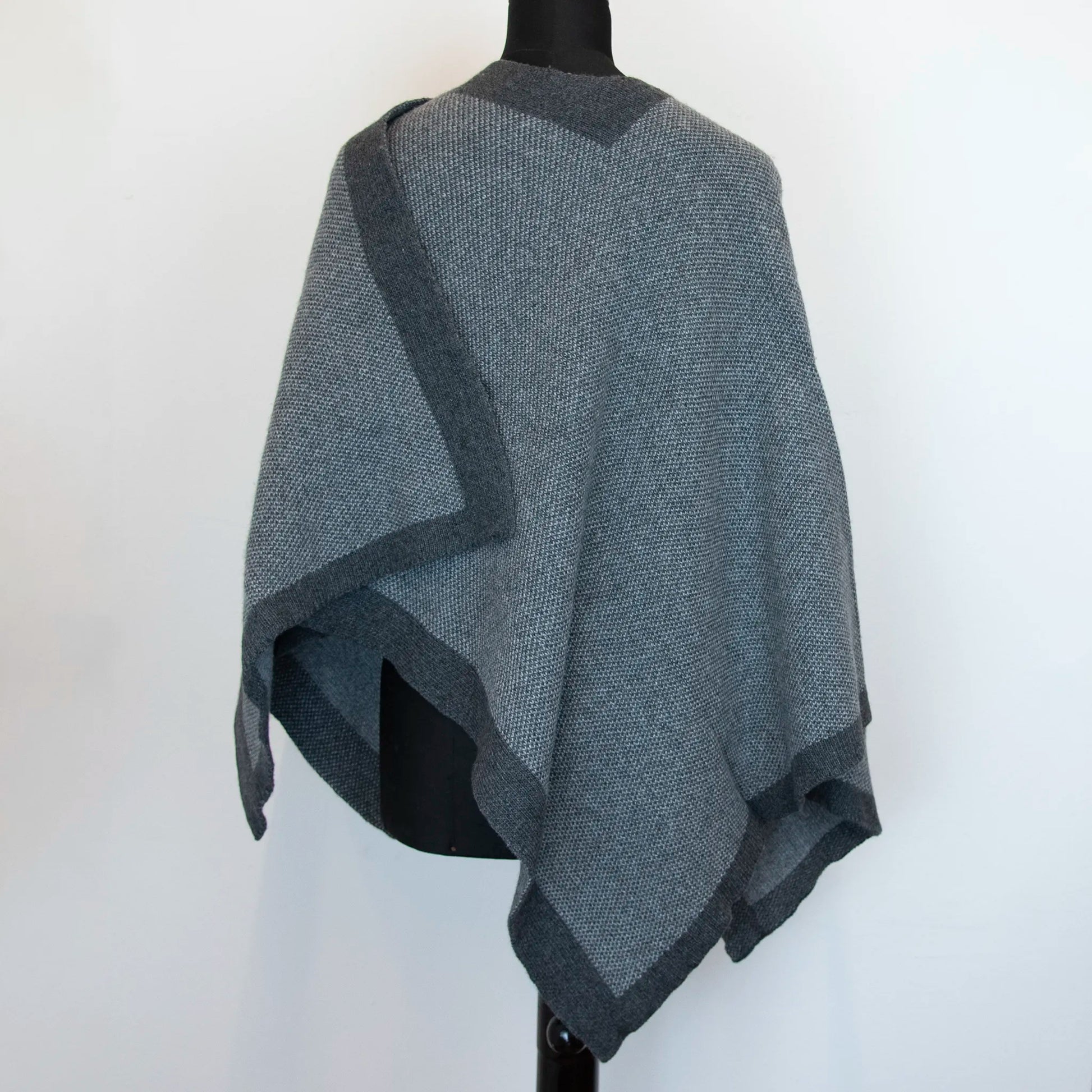 Mantellina aperta grigia in misto cashmere Made in Italy, versatile e confortevole, con due diverse vestibilità per adattarsi a ogni stile e occasione.