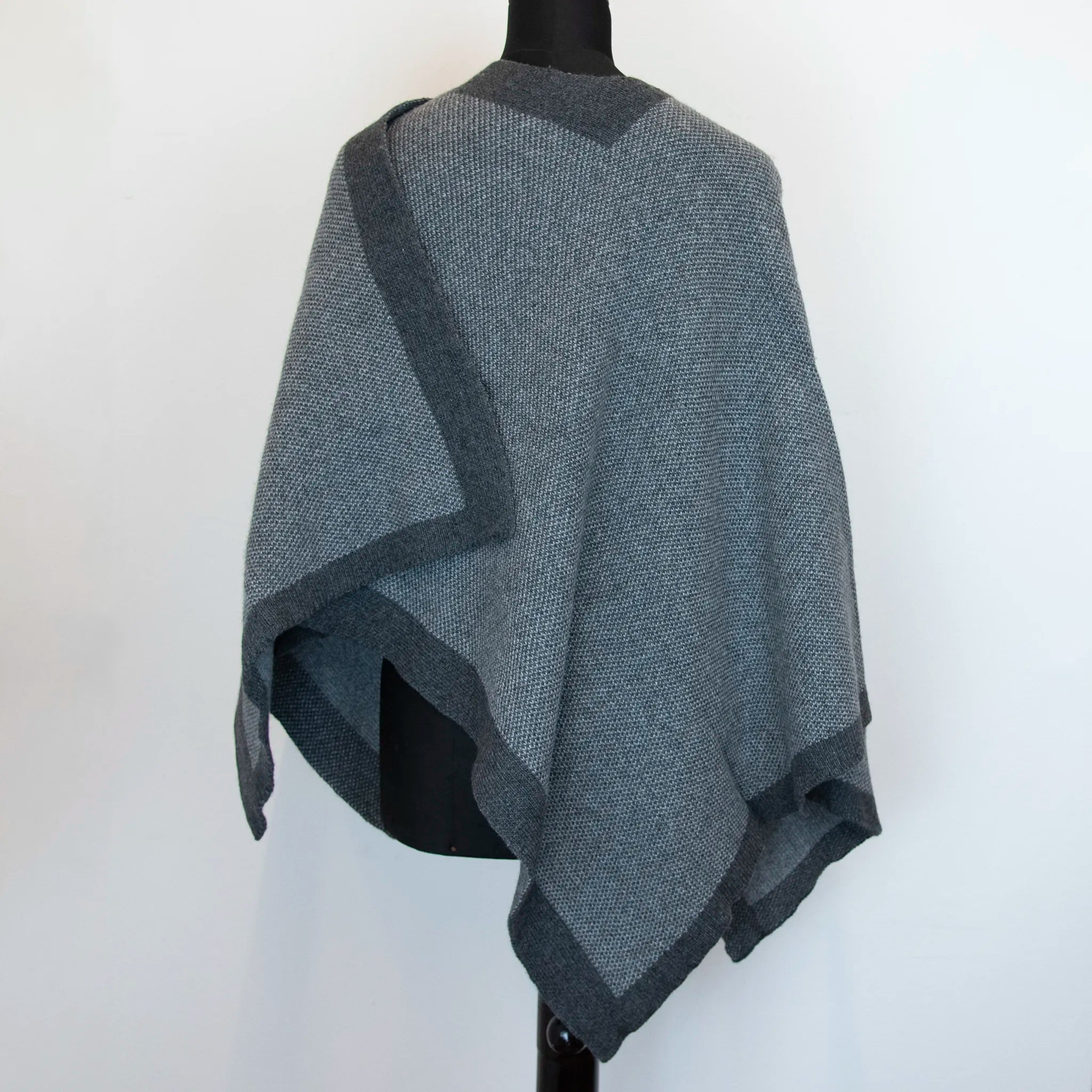 Mantellina aperta grigia in misto cashmere Made in Italy, versatile e confortevole, con due diverse vestibilità per adattarsi a ogni stile e occasione.