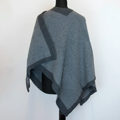 Mantellina aperta grigia in misto cashmere Made in Italy, versatile e confortevole, con due diverse vestibilità per adattarsi a ogni stile e occasione.