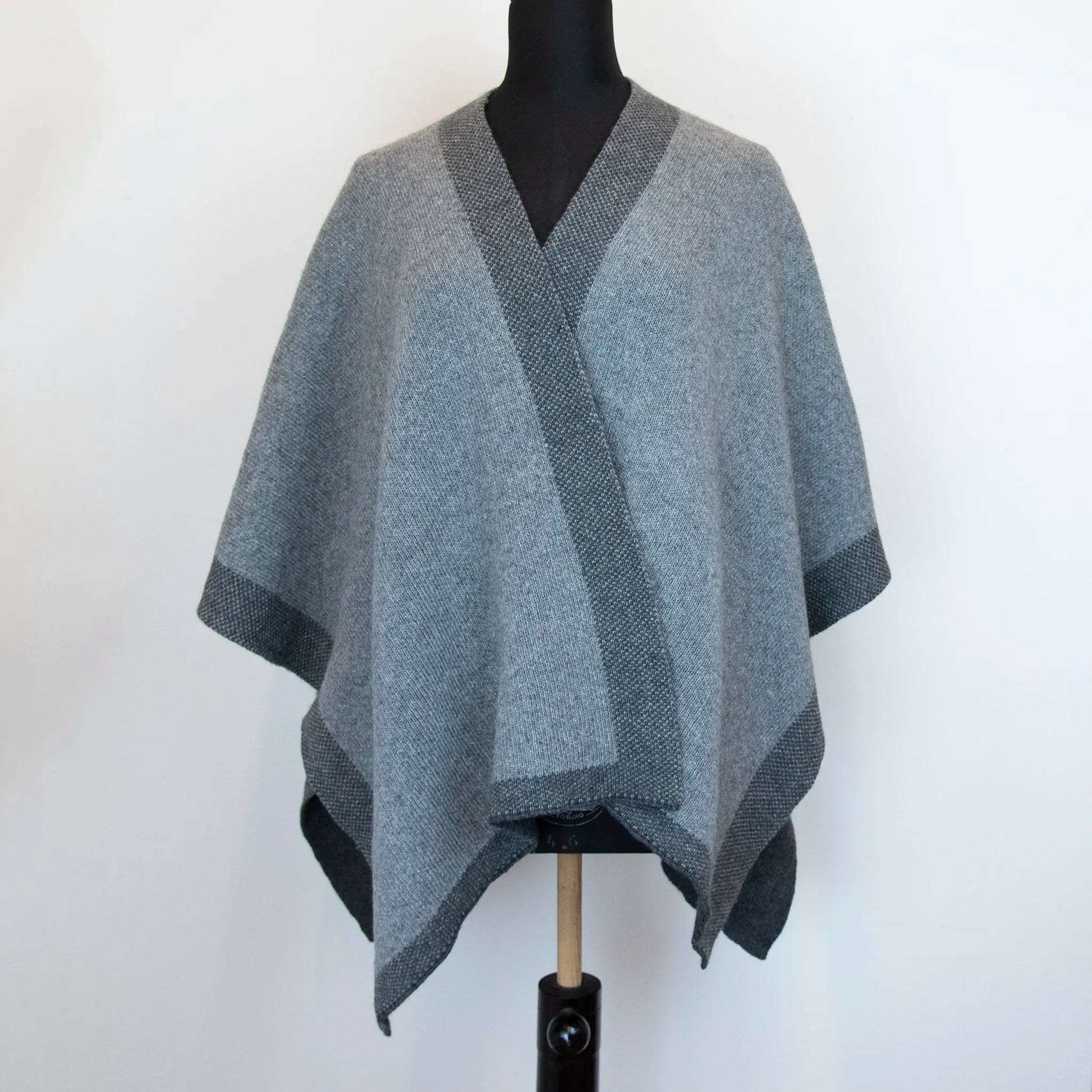 Mantellina aperta grigia in misto cashmere Made in Italy, versatile e confortevole, con due diverse vestibilità per adattarsi a ogni stile e occasione.