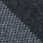 Dettaglio e texture tessuto della mantellina aperta grigia in misto cashmere Made in Italy, versatile e confortevole, con due diverse vestibilità per adattarsi a ogni stile e occasione.