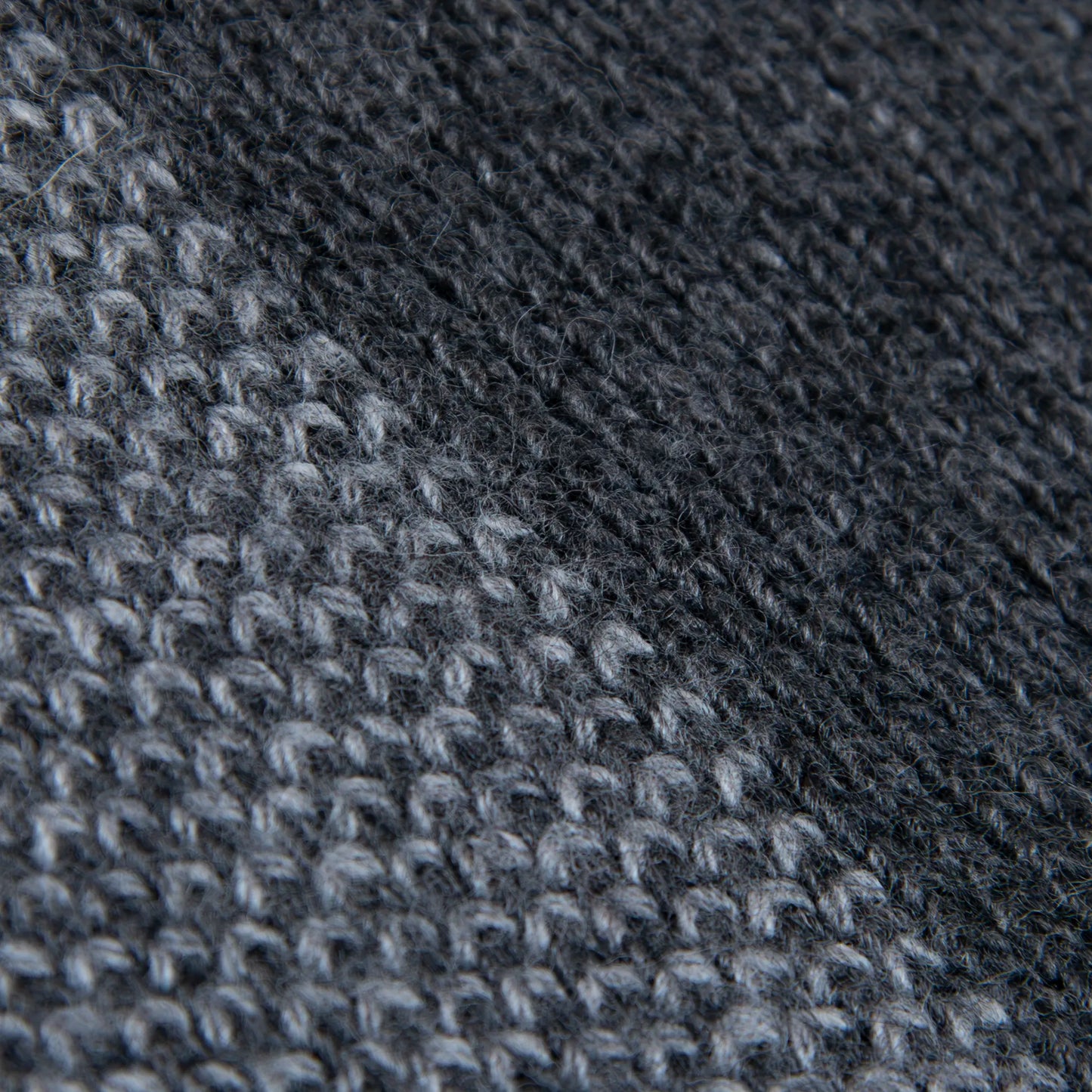 Dettaglio e texture tessuto della mantellina aperta grigia in misto cashmere Made in Italy, versatile e confortevole, con due diverse vestibilità per adattarsi a ogni stile e occasione.