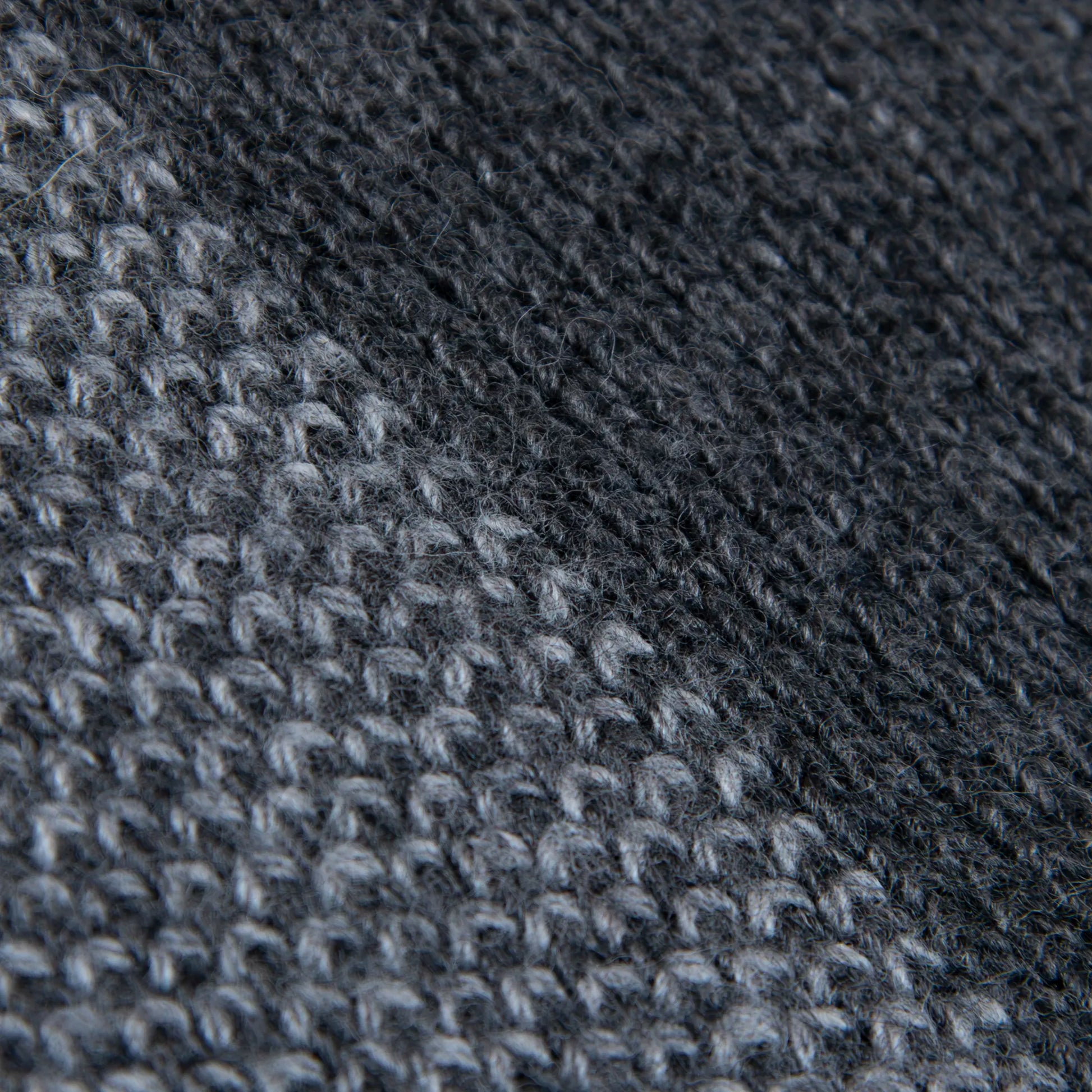 Dettaglio e texture tessuto della mantellina aperta grigia in misto cashmere Made in Italy, versatile e confortevole, con due diverse vestibilità per adattarsi a ogni stile e occasione.