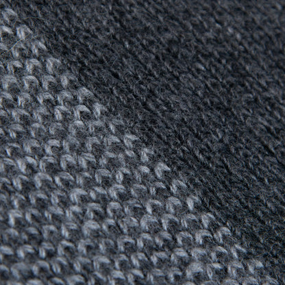 Dettaglio e texture tessuto della mantellina aperta grigia in misto cashmere Made in Italy, versatile e confortevole, con due diverse vestibilità per adattarsi a ogni stile e occasione.