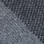 Dettaglio e texture tessuto della mantellina aperta grigia in misto cashmere Made in Italy, versatile e confortevole, con due diverse vestibilità per adattarsi a ogni stile e occasione.
