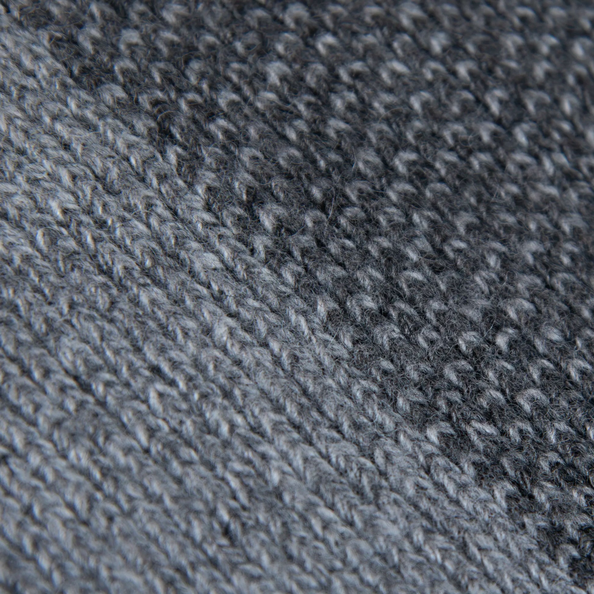 Dettaglio e texture tessuto della mantellina aperta grigia in misto cashmere Made in Italy, versatile e confortevole, con due diverse vestibilità per adattarsi a ogni stile e occasione.