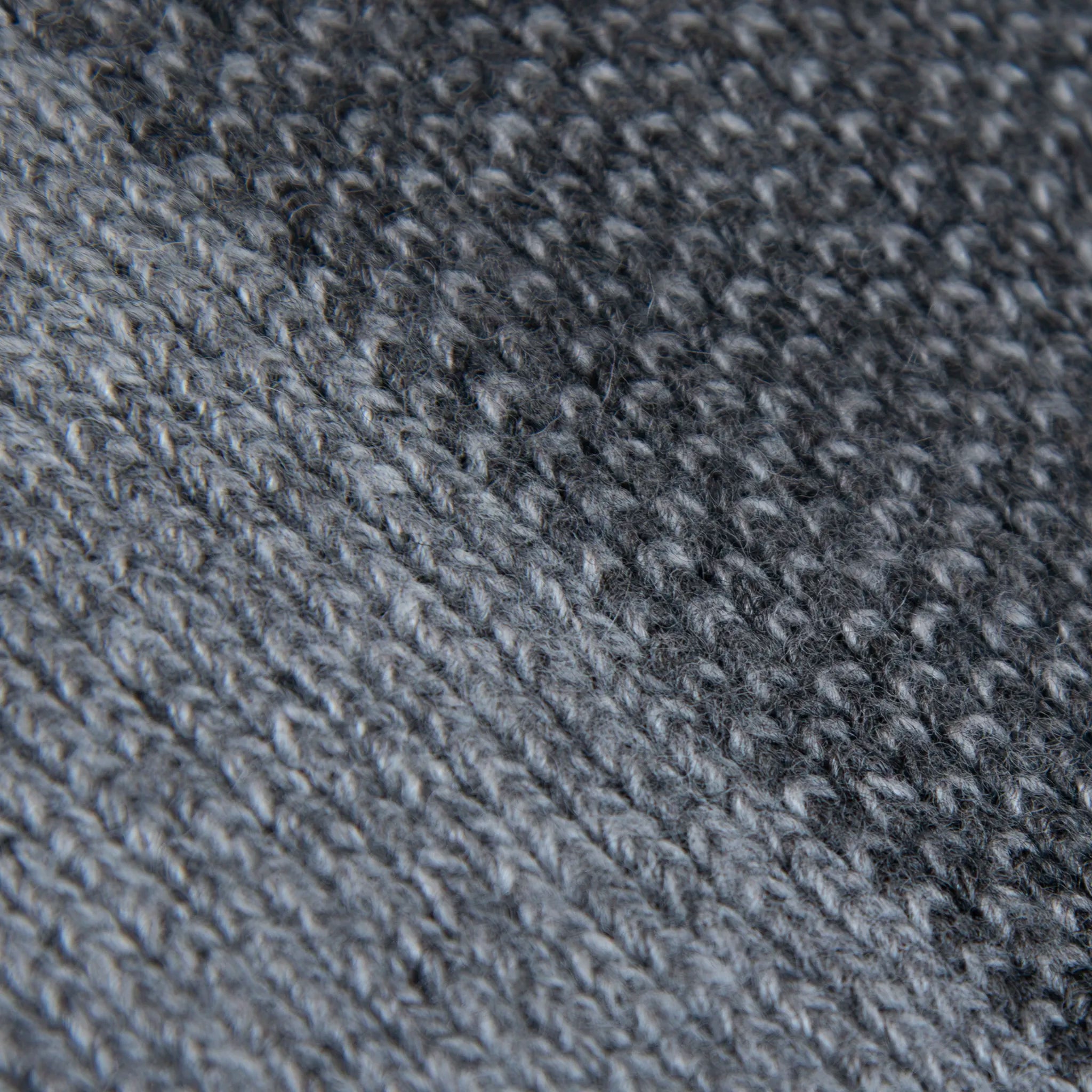 Dettaglio e texture tessuto della mantellina aperta grigia in misto cashmere Made in Italy, versatile e confortevole, con due diverse vestibilità per adattarsi a ogni stile e occasione.