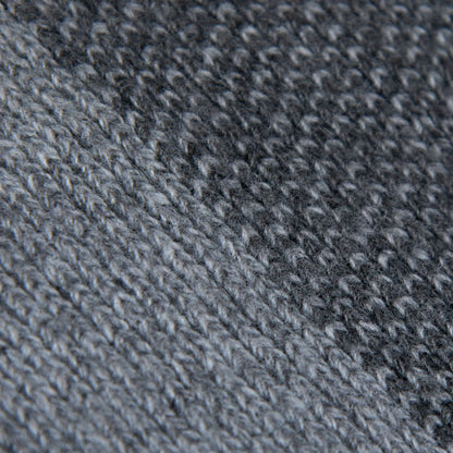 Dettaglio e texture tessuto della mantellina aperta grigia in misto cashmere Made in Italy, versatile e confortevole, con due diverse vestibilità per adattarsi a ogni stile e occasione.