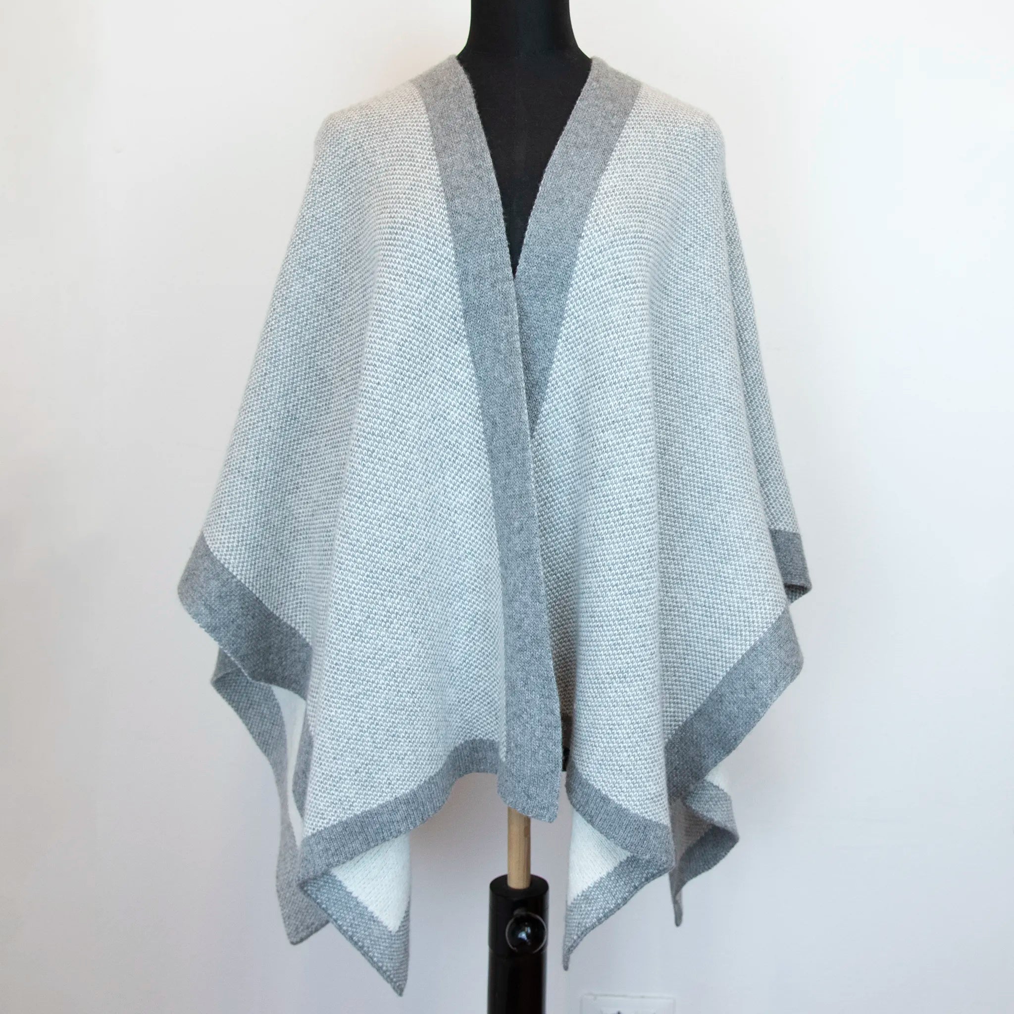 Mantellina aperta grigia in misto cashmere Made in Italy, versatile e confortevole, con due diverse vestibilità per adattarsi a ogni stile e occasione.