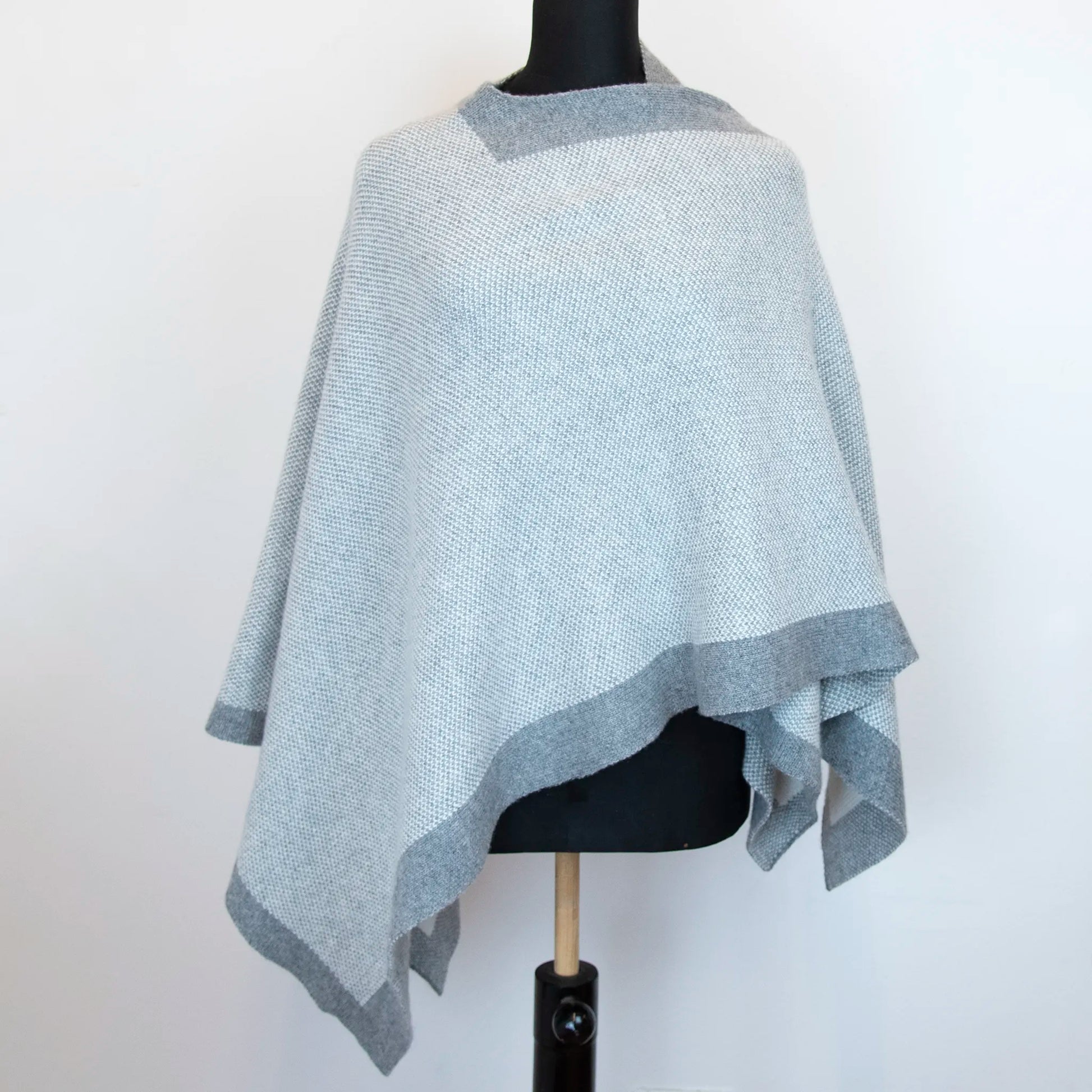 Mantellina aperta grigia in misto cashmere Made in Italy, versatile e confortevole, con due diverse vestibilità per adattarsi a ogni stile e occasione.