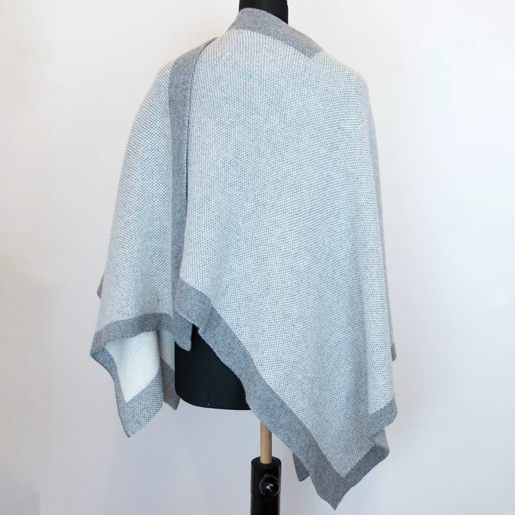 Mantellina aperta grigia in misto cashmere Made in Italy, versatile e confortevole, con due diverse vestibilità per adattarsi a ogni stile e occasione.