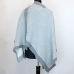 Mantellina aperta grigia in misto cashmere Made in Italy, versatile e confortevole, con due diverse vestibilità per adattarsi a ogni stile e occasione.