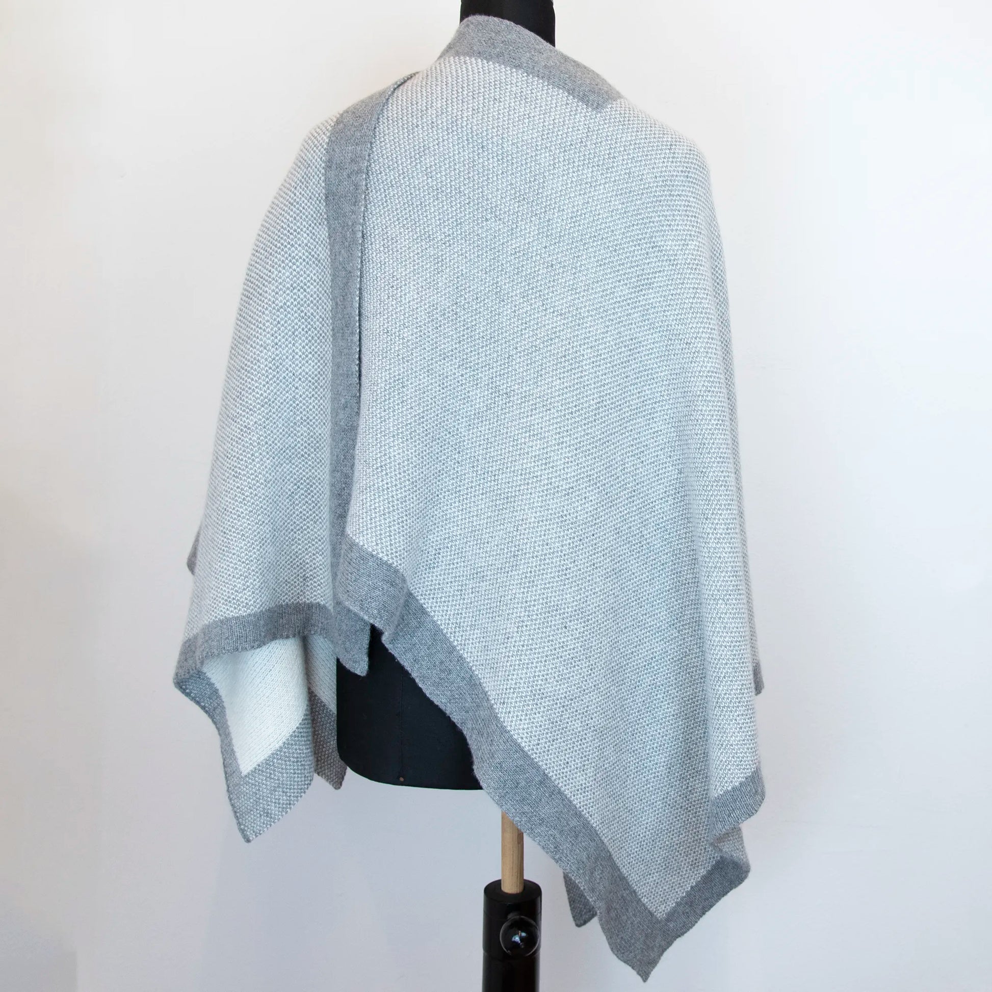 Mantellina aperta grigia in misto cashmere Made in Italy, versatile e confortevole, con due diverse vestibilità per adattarsi a ogni stile e occasione.