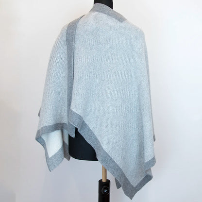 Mantellina aperta grigia in misto cashmere Made in Italy, versatile e confortevole, con due diverse vestibilità per adattarsi a ogni stile e occasione.