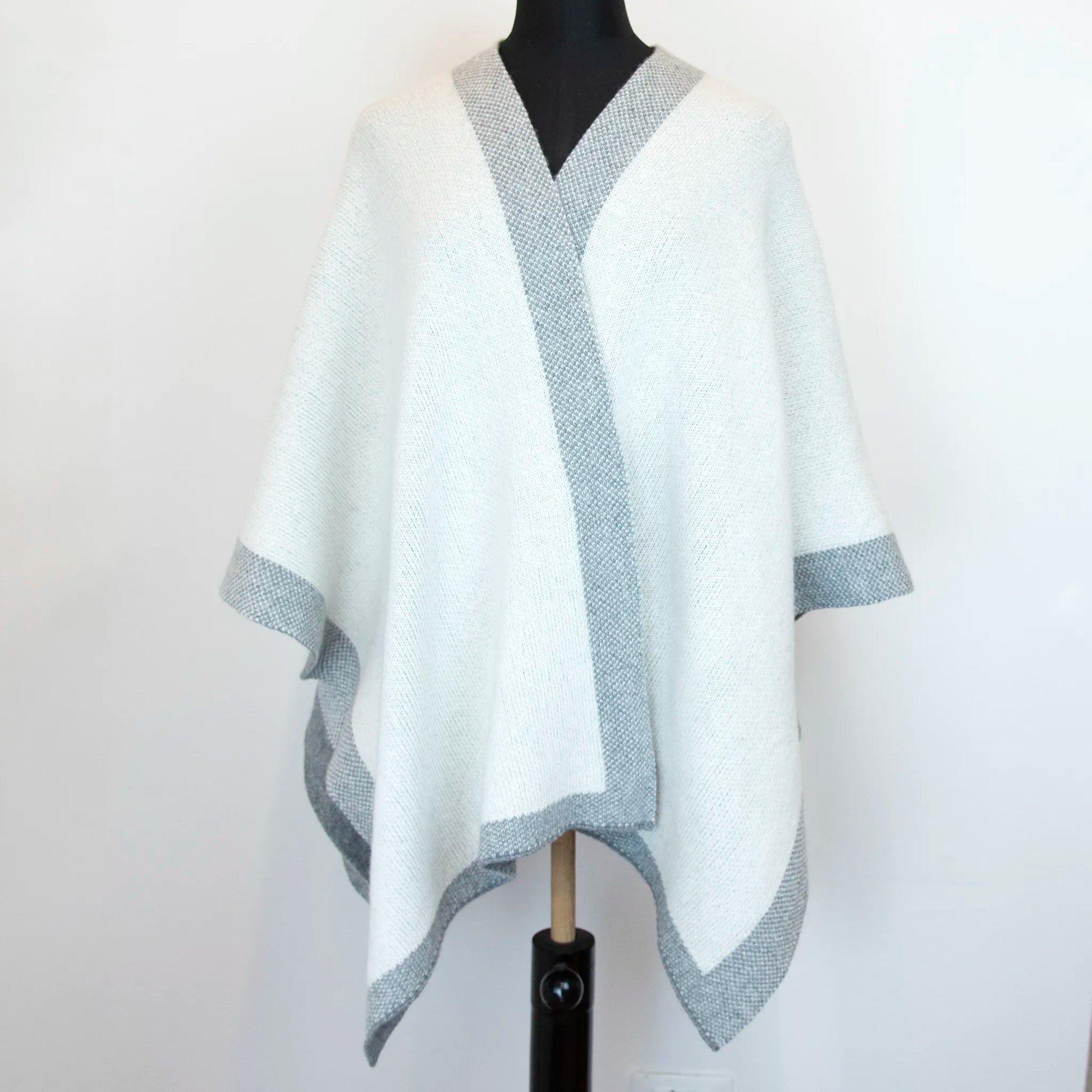 Mantellina aperta grigia e panna in misto cashmere Made in Italy, versatile e confortevole, con due diverse vestibilità per adattarsi a ogni stile e occasione.