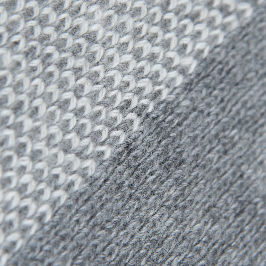 Dettaglio e texture tessuto della mantellina aperta grigia in misto cashmere Made in Italy, versatile e confortevole, con due diverse vestibilità per adattarsi a ogni stile e occasione.