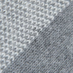 Dettaglio e texture tessuto della mantellina aperta grigia in misto cashmere Made in Italy, versatile e confortevole, con due diverse vestibilità per adattarsi a ogni stile e occasione.