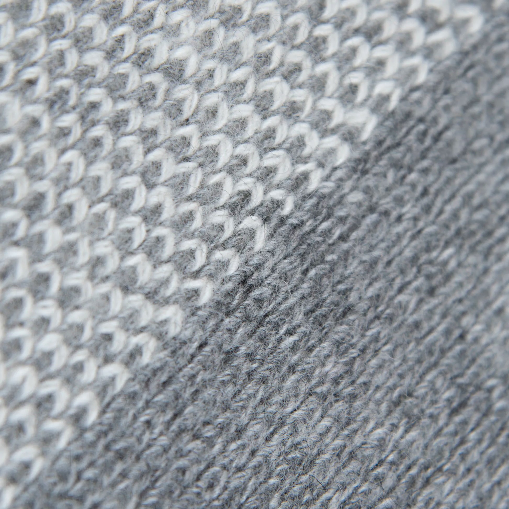 Dettaglio e texture tessuto della mantellina aperta grigia in misto cashmere Made in Italy, versatile e confortevole, con due diverse vestibilità per adattarsi a ogni stile e occasione.