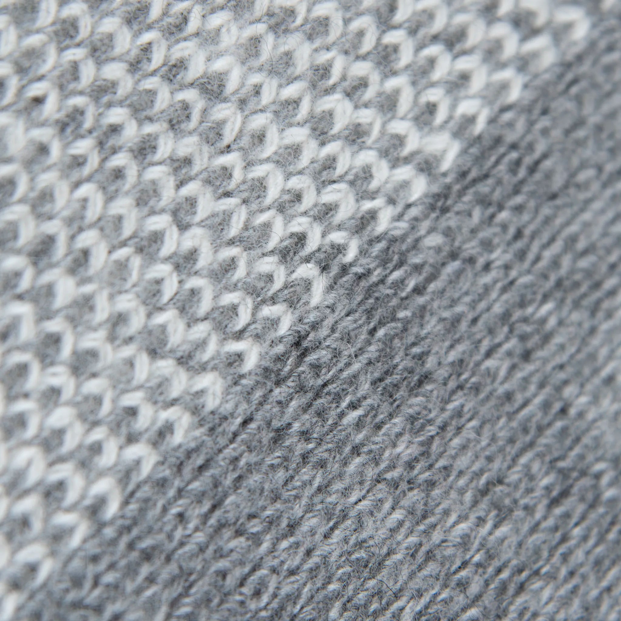 Dettaglio e texture tessuto della mantellina aperta grigia in misto cashmere Made in Italy, versatile e confortevole, con due diverse vestibilità per adattarsi a ogni stile e occasione.