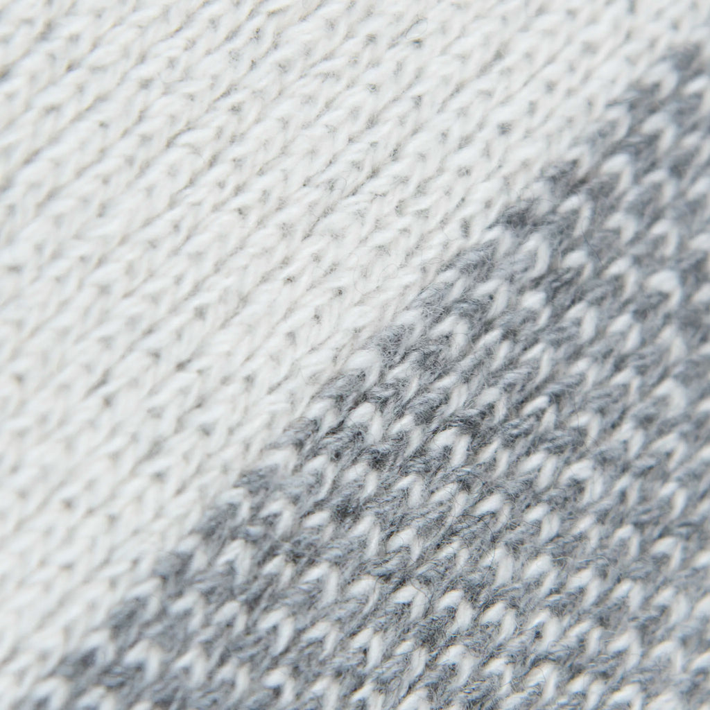 Dettaglio e texture tessuto della mantellina aperta grigia e panna in misto cashmere Made in Italy, versatile e confortevole, con due diverse vestibilità per adattarsi a ogni stile e occasione.