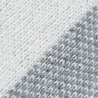 Dettaglio e texture tessuto della mantellina aperta grigia e panna in misto cashmere Made in Italy, versatile e confortevole, con due diverse vestibilità per adattarsi a ogni stile e occasione.